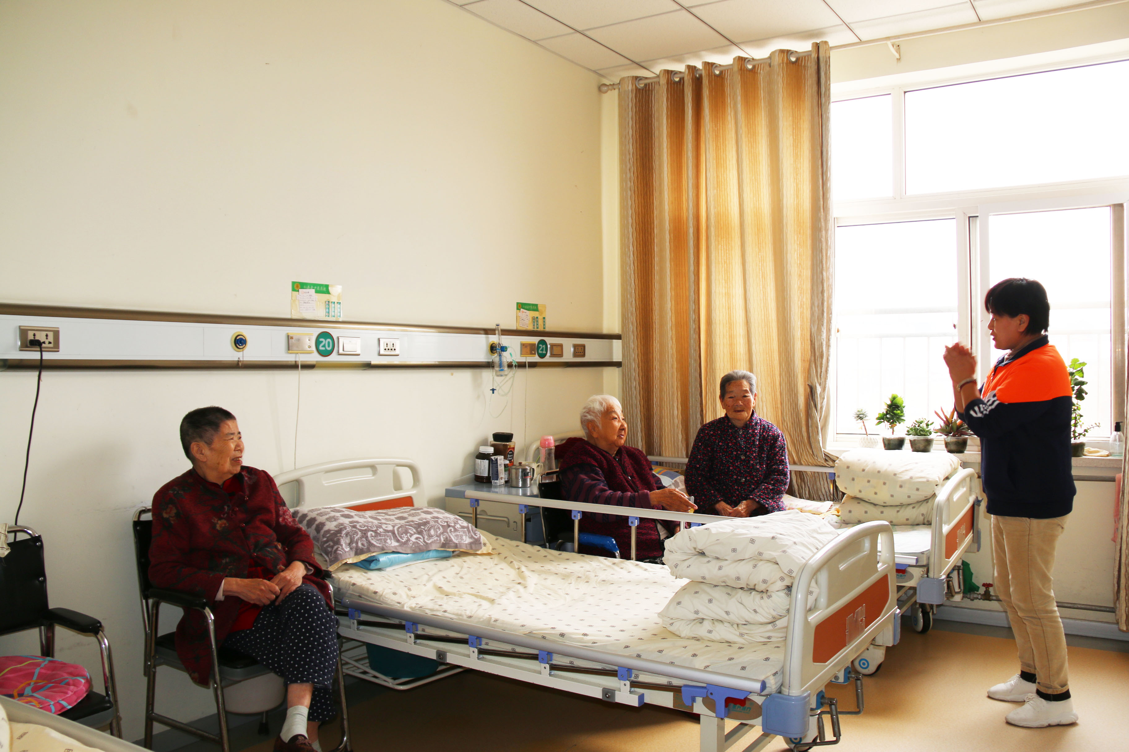 青岛养老院如何护理老人