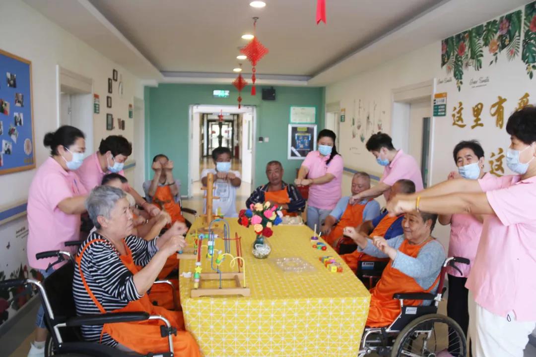 青岛新万增养老院组织开展老年手指操活动