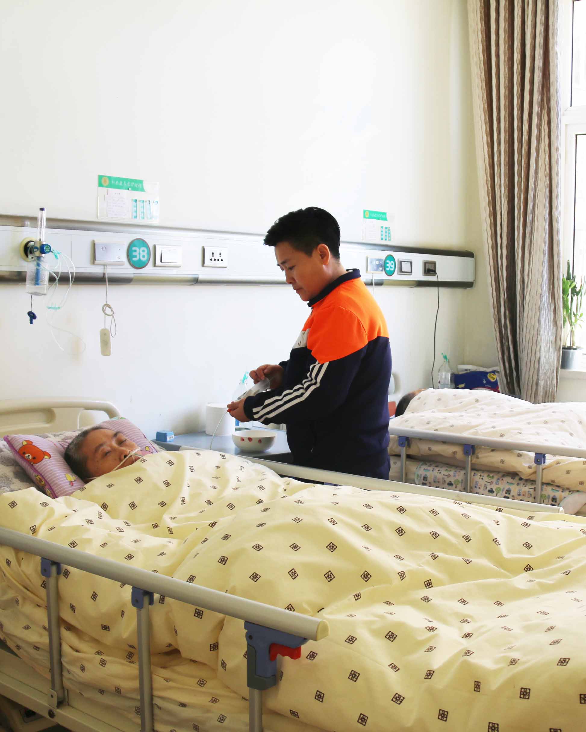 青岛养老院如何为卧床老年人翻身？