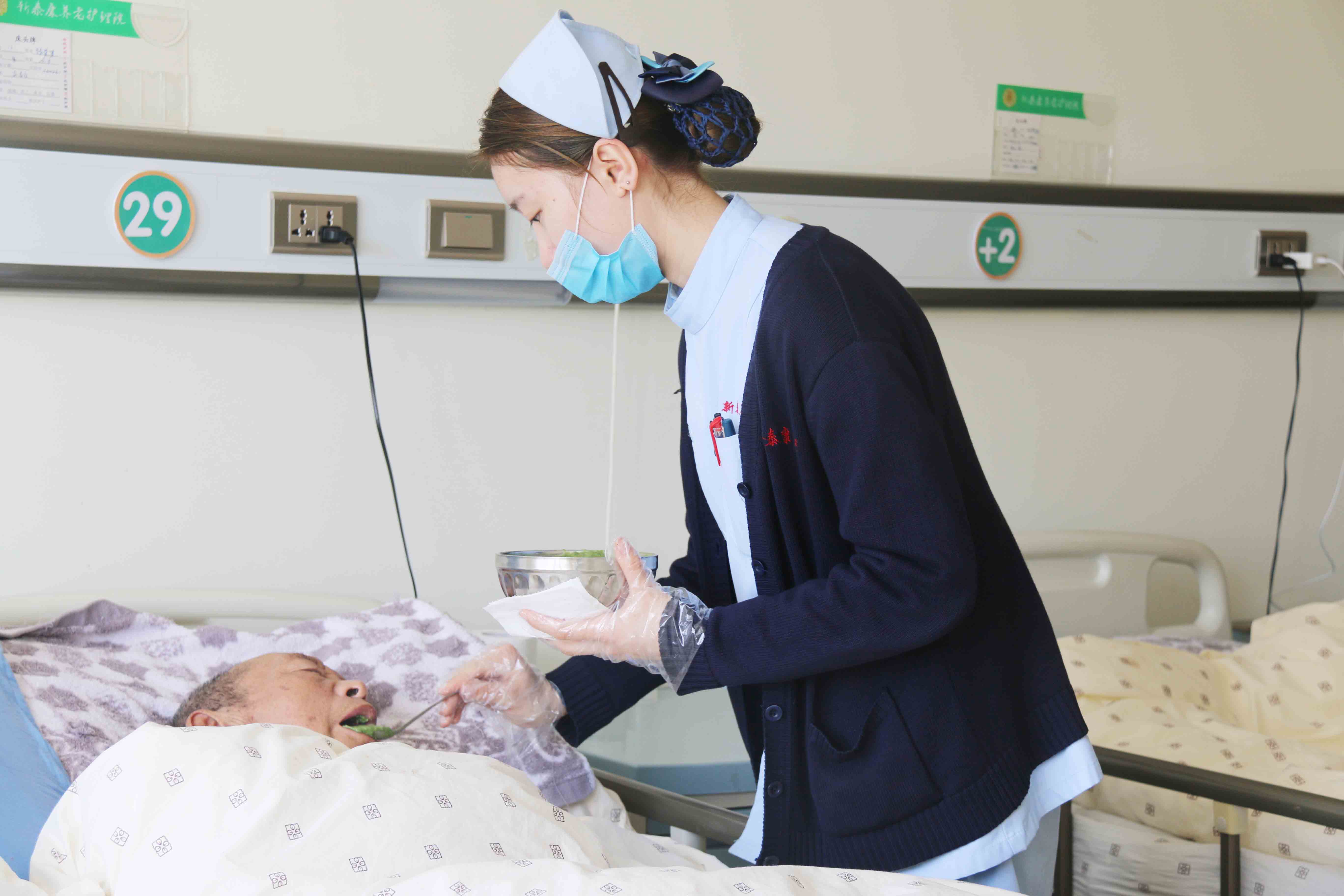 青岛养老院介绍失能老人进食的正确姿势