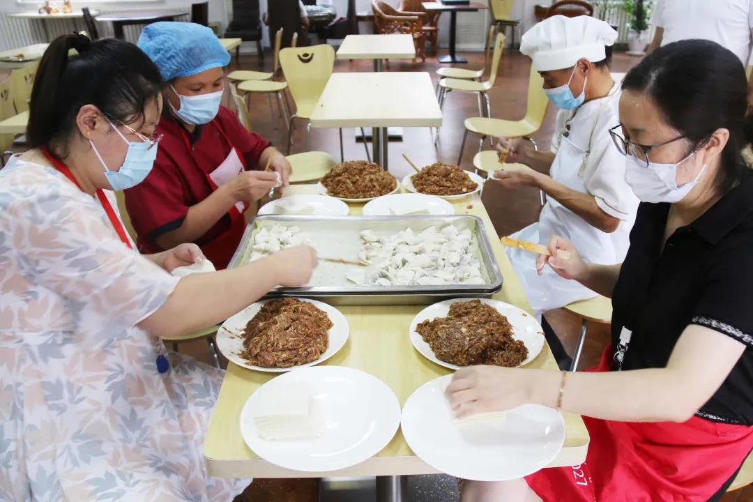 巧手包馄饨，温暖老人心——青岛新万增养老院为老人带来“家”的味道