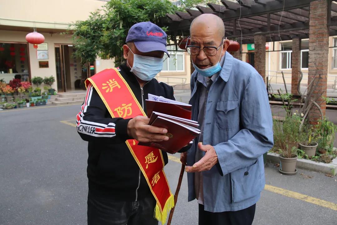 秋日安全行，消防志愿者为新万增增添一份消防“健康”