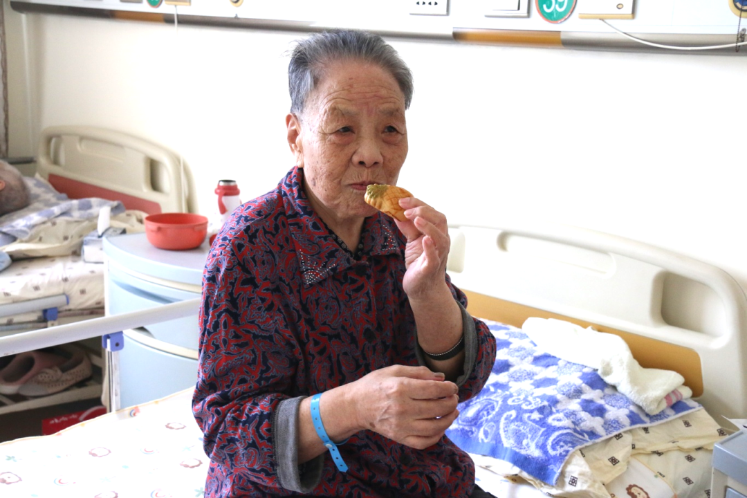 青岛新万增养老院共伴长者共度中秋佳节